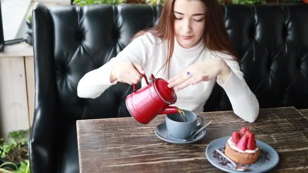 Mooie Vrouw Die Aromatische Thee Haar Kopje Giet Coffeeshop Prachtige — Stockvideo