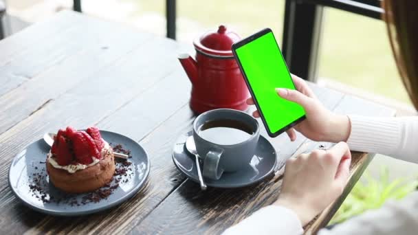 Smartphone Handen Van Een Groen Scherm Een Café Smartphone Met — Stockvideo