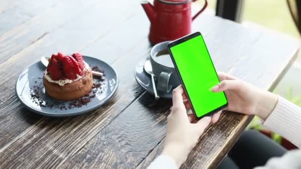 Smartphone Handen Van Een Groen Scherm Een Café Smartphone Met — Stockvideo