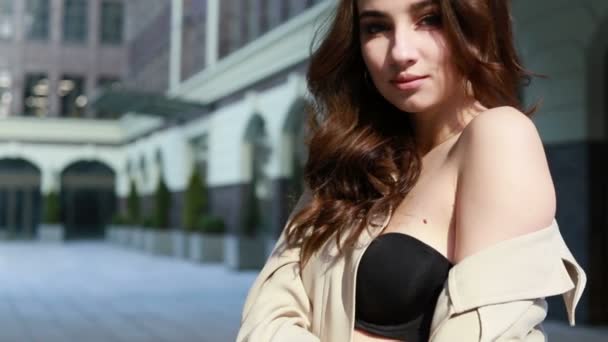 Mujer Joven Seductora Con Cuerpo Perfecto Impermeable Beige Posando Calle — Vídeo de stock