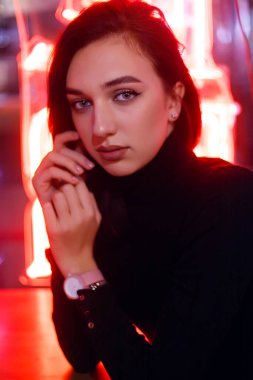 Phantom Blue 2020 Trendi. Bir vitrinin arka planında bir kızın portresi. Neon ve Pembe Işıklı Retrowave Biçimi.