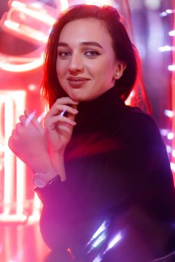 Phantom Blue 2020 Trendi. Bir vitrinin arka planında bir kızın portresi. Neon ve Pembe Işıklı Retrowave Biçimi.