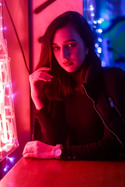 2020 Trend Portrait Girl Background Neon Sign Shop Window 분홍빛을 — 스톡 사진