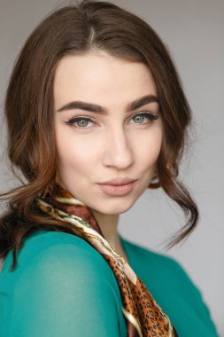 Güzel bir genç kızın doğal portresi. Şehvetli portre