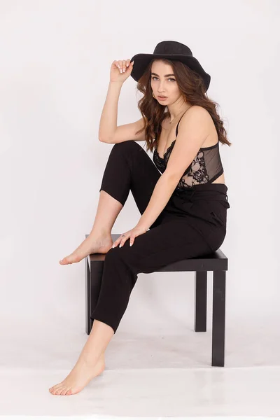 Chica Sexy Con Sombrero Negro Aislado Gris Cosméticos Maquillaje Publicidad —  Fotos de Stock