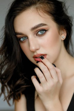 Siyah gömlekli, siyah tişörtlü, mutlu ve rahat bir yüz ifadesiyle kameraya bakıp üniversite fotoğrafı için poz veren genç, neşeli, güzel kızın portresini yakın plan çek..