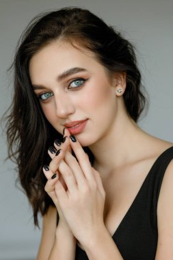 Siyah gömlekli, siyah tişörtlü, mutlu ve rahat bir yüz ifadesiyle kameraya bakıp üniversite fotoğrafı için poz veren genç, neşeli, güzel kızın portresini yakın plan çek..