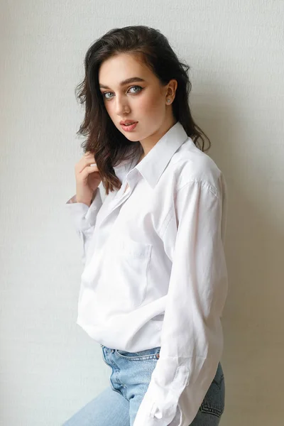 Retrato Uma Jovem Sentada Vestindo Uma Camisa Bouffant Com Ombros — Fotografia de Stock