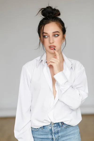 Portret Van Zittende Jonge Vrouw Met Een Overhemd Met Blote — Stockfoto