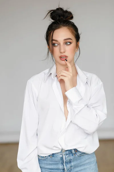 Retrato Uma Jovem Sentada Vestindo Uma Camisa Bouffant Com Ombros — Fotografia de Stock