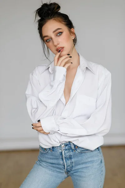 Retrato Una Joven Sentada Con Una Camisa Bouffant Con Hombros —  Fotos de Stock