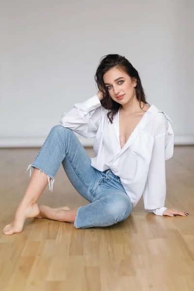 Retrato Uma Jovem Sentada Vestindo Uma Camisa Bouffant Com Ombros — Fotografia de Stock