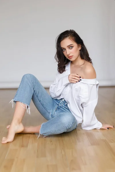 Retrato Una Joven Sentada Con Una Camisa Bouffant Con Hombros —  Fotos de Stock