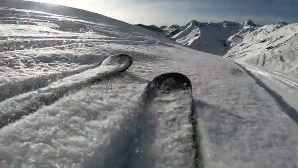 Snowboarden Auf Bergen Der Sonne Zeitlupe Eines Mannes Der Auf — Stockvideo