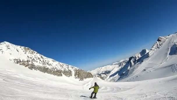 Snowboard Berg Solen Slow Motion Man Snowboard Ner Ett Berg — Stockvideo