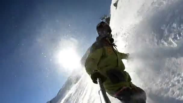 Selfie Glada Snowboardåkare Som Har Kul Snowboard Backcountry Solig Vinterdag — Stockvideo