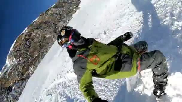 Selfie Glada Snowboardåkare Som Har Kul Snowboard Backcountry Solig Vinterdag — Stockvideo