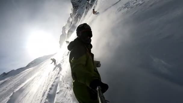 Selfie Gut Gelaunte Snowboarder Beim Snowboarden Backcountry Sonnigen Wintertagen Den — Stockvideo