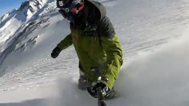 Selfie Gut Gelaunte Snowboarder Beim Snowboarden Backcountry Sonnigen Wintertagen Den — Stockvideo