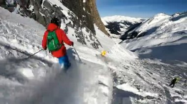 Aktif tatil kış Alpleri. Güzel adam kayak yapıyor. Gençler kayak yapıyor. Sabit görüntü. Ağır çekim. Objektife kasten yerleştirilen toz zerresi kış atmosferini tamamlar..