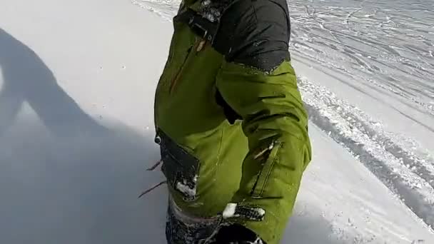 セルフィー 陽気なスノーボーダーは 雪の山の中で晴れた冬の日にスノーボードのバックカントリーを楽しんでいます 新雪に乗ってパウダーを行う極端なフリーライドスノーボーダーは スキー場をオフにします — ストック動画
