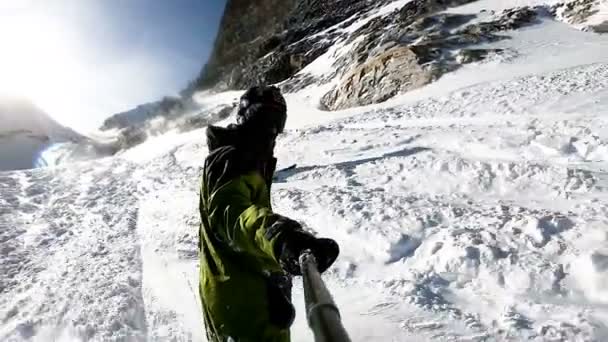 Selfie Glada Snowboardåkare Som Har Kul Snowboard Backcountry Solig Vinterdag — Stockvideo