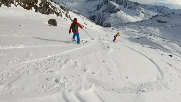 活跃的假日冬季阿尔卑斯山 漂亮的男人在滑雪年轻人喜欢滑雪 稳定的镜头 慢动作故意在镜头上贴上斑点 营造出冬季的氛围 — 图库视频影像