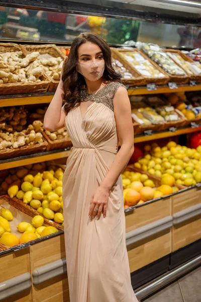 Kvinna Med Mask Säkert Shopping Matvaror Mitt Coronavirus Pandemin Lager — Stockfoto