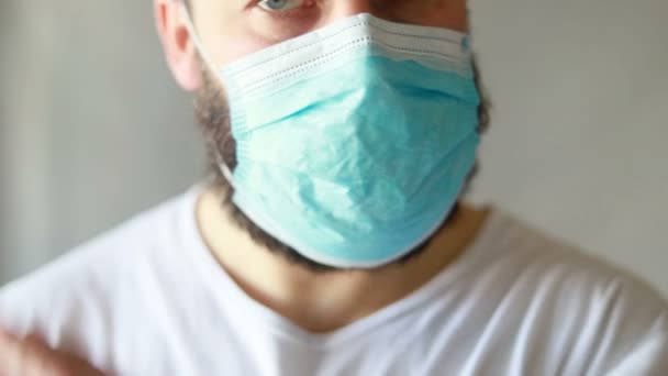 보호용 마스크를 남자는 아프고 감기에 기침을 방호복을 카메라를 얼굴에 의료용 — 비디오