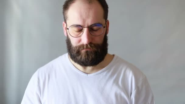 Yakışıklı Genç Adam Kulaklarını Kapatıyor Çok Gürültülü Olduğu Için Stresli — Stok video