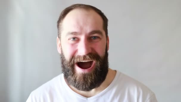 Crazy Redhead Άνθρωπος Κάνει Αστεία Κινήσεις Απομονώνονται Στο Παρασκήνιο — Αρχείο Βίντεο