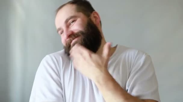 Portrait Homme Indifférent Dans Des Vêtements Décontractés Haussant Les Épaules — Video