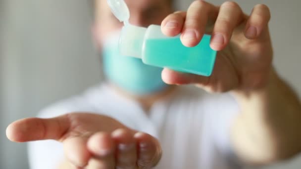 Een Jongeman Desinfecteert Zijn Handen Met Een Ontsmettingsmiddel Jongeman Sprays — Stockvideo