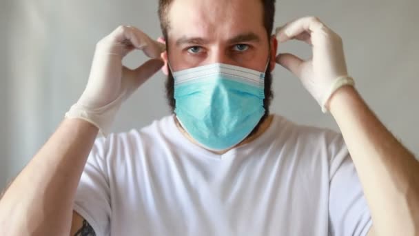Hombre Con Una Máscara Protectora Tose Hombre Está Enfermo Resfriado — Vídeo de stock