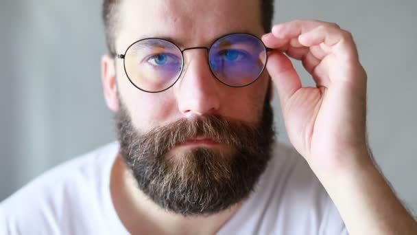 Affärsman Chockad Och Förvånad Man Överraskning Skjuter Glasögon Och Tittar — Stockvideo