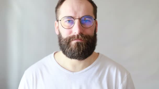 Självsäker Man Med Glasögon Och Leende Porträtt Video — Stockvideo