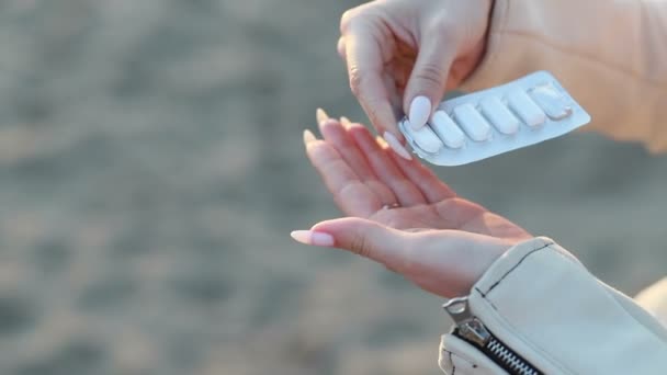 Medicina Cuidado Salud Concepto Las Personas Las Manos Mujer Abriendo — Vídeo de stock