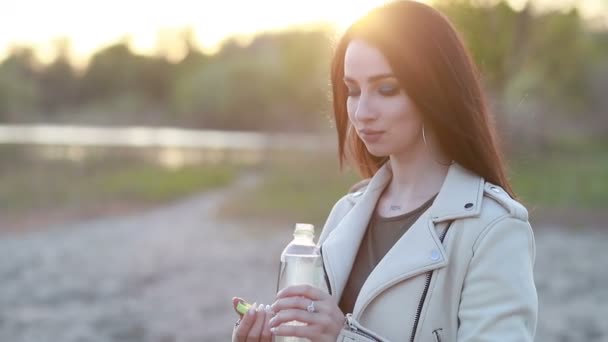 Mladá Žena Pít Vodu Při Západu Slunce Dívka Pije Vodu — Stock video