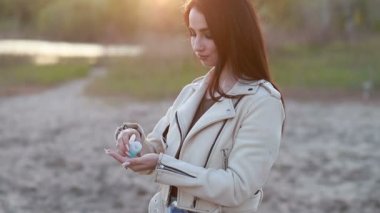 Karantina sırasında sıvı el dezenfektanı kullanan bir kadın. Virüse karşı ellerini temizlemek için alkol jeli kullanan bir kız, mikroplar. Genç bir kadın virüs koronavirüsünü önlemek için el dezenfektanı kullanıyor.