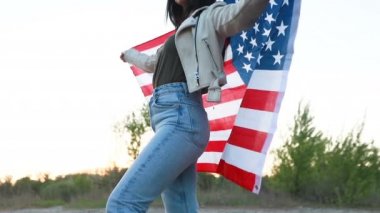 Genç bir kadın Amerikan bayrağını sallıyor ve ağır çekimde etrafına sarıyor. Özgürlüğün, gençliğin ve bağımsızlığın sembolü olarak. Sonsuza dek genç kalacak kavram olarak. Gülümsüyor.