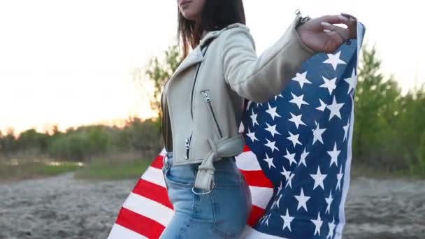 Jonge Vrouw Zwaait Met Amerikaanse Vlag Wikkelt Het Zich Heen — Stockvideo