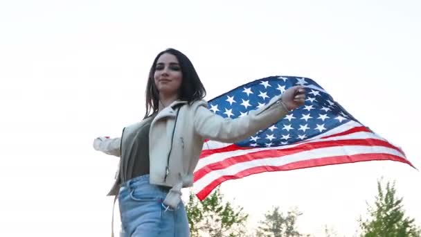 Mujer Joven Ondea Bandera Americana Envuelve Alrededor Misma Cámara Lenta — Vídeo de stock