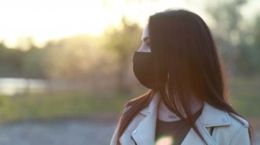 Salgın, sokak insanlarına karşı koruyucu maske takan genç bir turist portresi. Sağlık ve güvenlik kavramı, N1H1 koronavirüs karantinası, virüs koruması. Hava kirliliği kavramı
