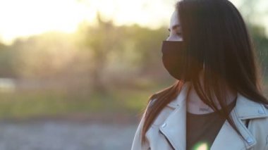 Salgın, sokak insanlarına karşı koruyucu maske takan genç bir turist portresi. Sağlık ve güvenlik kavramı, N1H1 koronavirüs karantinası, virüs koruması. Hava kirliliği kavramı