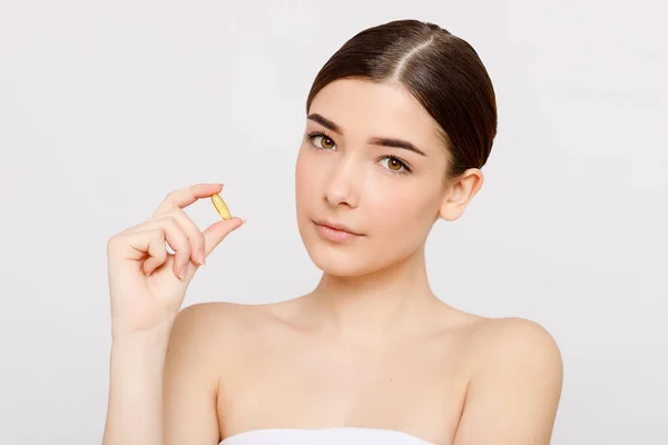 Alimento Saludable Para Adelgazar Hermosa Joven Sonriente Sosteniendo Una Píldora — Foto de Stock