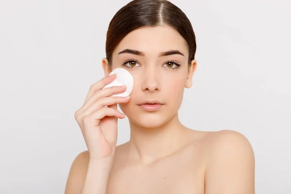 Ein Gesundes Frisches Mädchen Entfernt Ihr Gesicht Mit Einem Wattepad — Stockfoto