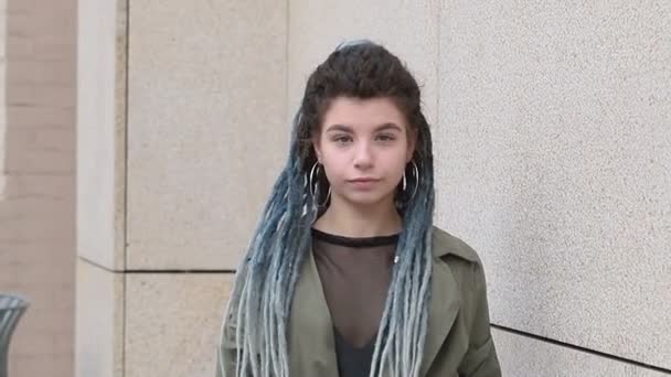 Portrait Gros Plan Une Jeune Jolie Femme Souriante Avec Dreadlocks — Video