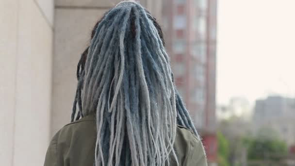 Close Retrato Uma Jovem Mulher Muito Sorridente Com Dreadlocks Alegremente — Vídeo de Stock