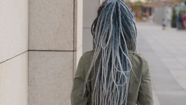 Retrato Cerca Una Joven Mujer Bastante Sonriente Con Rastas Mirando — Vídeo de stock