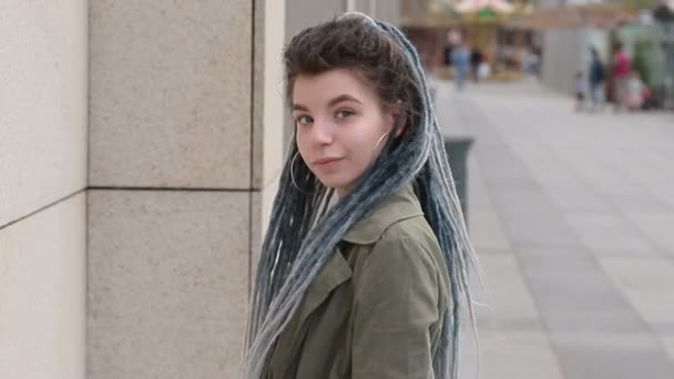 Retrato Cerca Una Joven Mujer Bastante Sonriente Con Rastas Mirando — Vídeo de stock